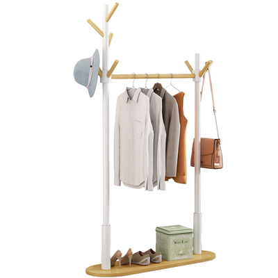 Supporto di bambù del gancio dello scaffale del cappotto della struttura della camera da letto con il canestro di lavanderia