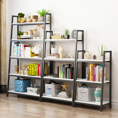 Metallo industriale e scaffali di libro di legno per il salone delle biblioteche