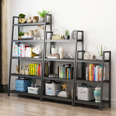 Metallo industriale e scaffali di libro di legno per il salone delle biblioteche