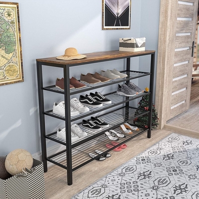 Un grande metallo rustico di 5 file unità del portascarpe di 18 paia con il bordo di legno