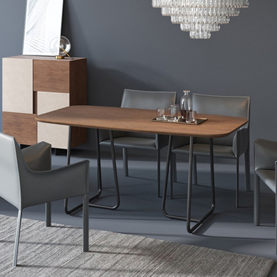 Tavolo da pranzo di legno ripreso nordico messo per la pagina del ferro 4