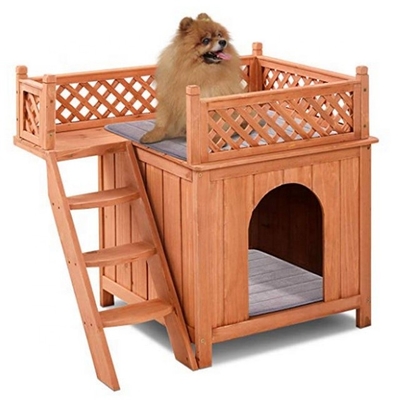 Riparo di legno della Camera dell'animale domestico del cucciolo di cane con all'aperto dell'interno del balcone delle scale